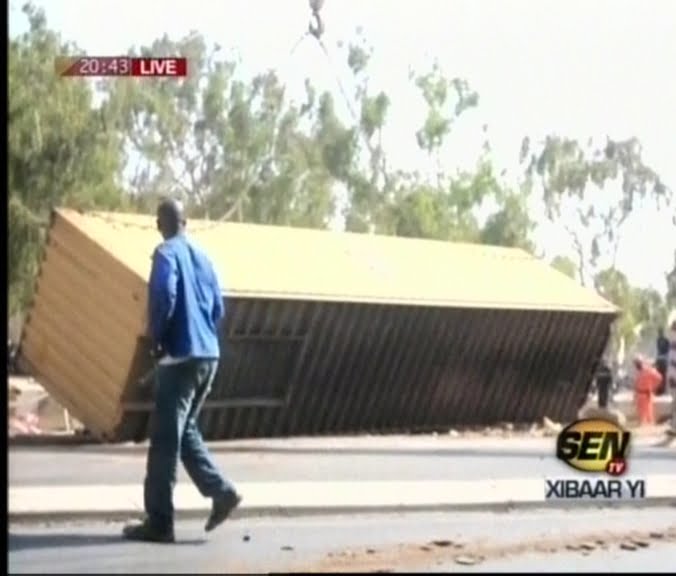 Vidéo-Accident tragique à Keur Mbaye Fall: un container se détache d’un camion, fait 2 morts et 2 blessés