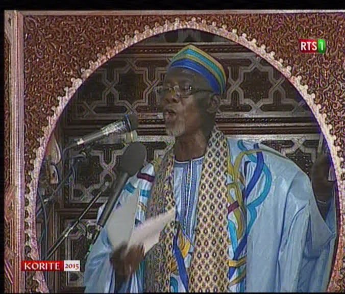 Vidéo: « Dakar ne dort pas » et le mandat de 7 ans de Macky Sall s’invitent dans le sermon de l’Imam  de la Grande mosquée de Dakar Regardez