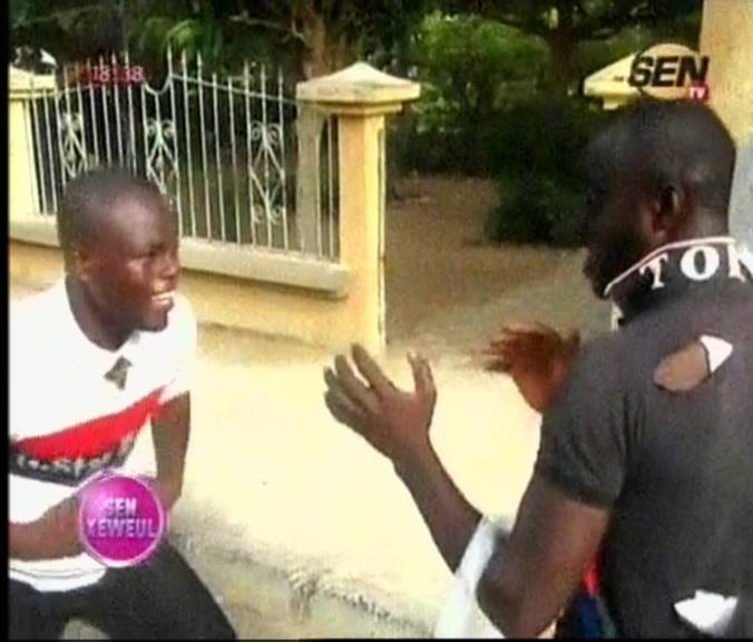 Vidéo: Cet homme n’aurait dû  jamais jeter sa poubelle dans la rue et frapper le fou,  regardez ce qui s’ensuivit