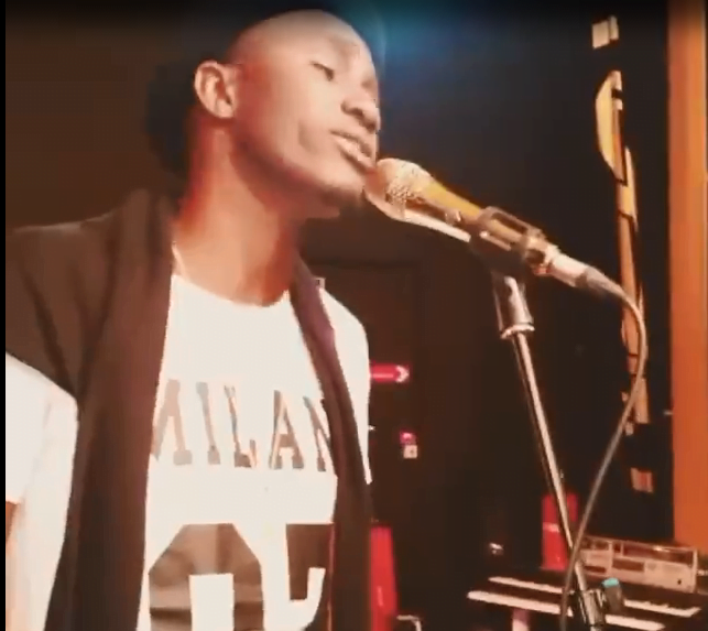 Vidéo: Après la voiture couleur d'or, Waly Seck acquiert le micro d'or