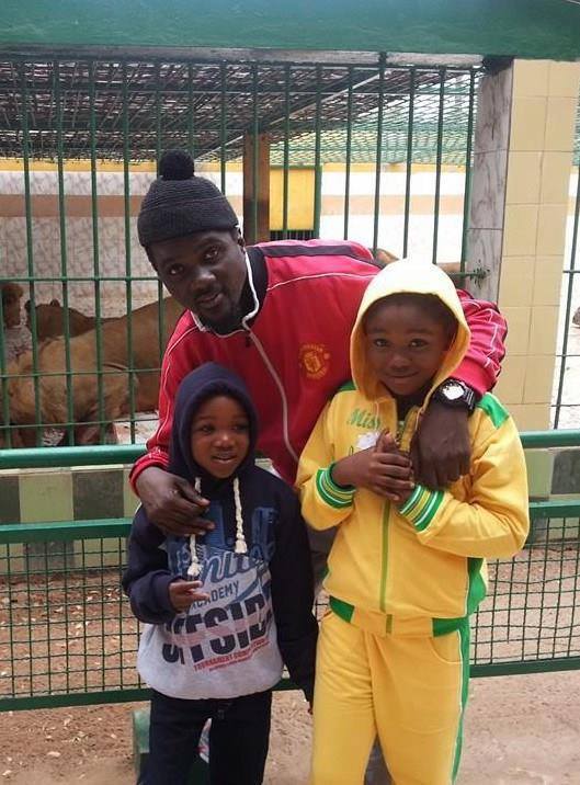 Photo-Pacotille et ses deux garçons au Parc de Hann