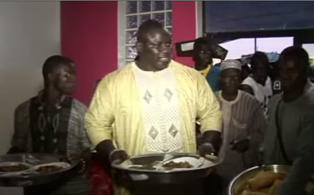 Vidéo: Bombardier distribue des &laquo;&nbsp;Ndogou&nbsp;&raquo; à l&rsquo;Hopital Grand Mbour