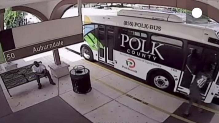 (Vidéo) Pour 2 dollars il enfonce la porte du bus avec sa tête… Regardez