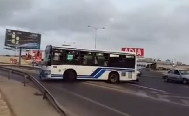 Vidéo: un chauffeur de bus tata qui se croit tout permis sur la route… Regardez