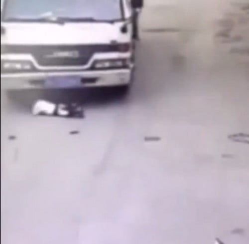 Vidéo: un enfant miraculeusement sauvé d&rsquo;un camion… Regardez