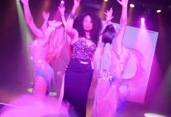 Vidéo – Adiouza: la chorégraphie sensationnelle de danseuses occidentales… Regardez
