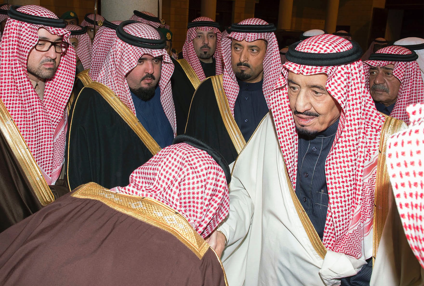 Le roi d’Arabie débarque sur la Côte d’Azur : La plage qui jouxte sa maison de vacances fermée aux Français