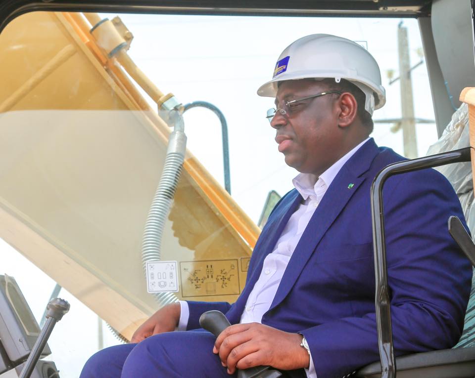 En pleine cérémonie officielle, Macky Sall décroche son téléphone et quitte la tribune pour répondre…