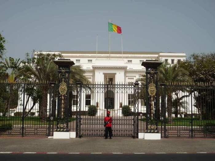 Les assistants communautaires en sit-in devant le Palais si…