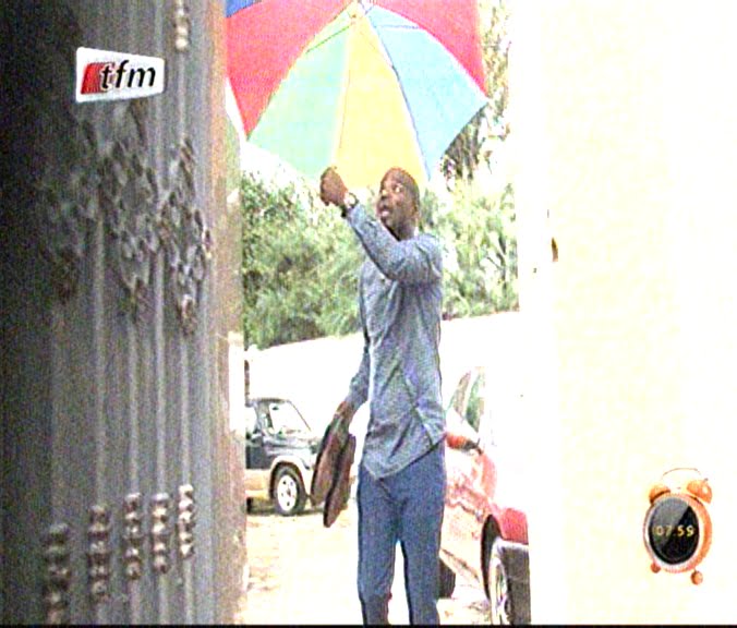 Video: Quand Pape Chekh patauge dans les locaux de la tfm Regardez