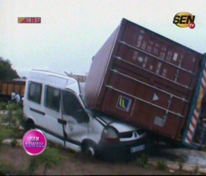 Vidéo-Un camion ecrase une voiture de la police