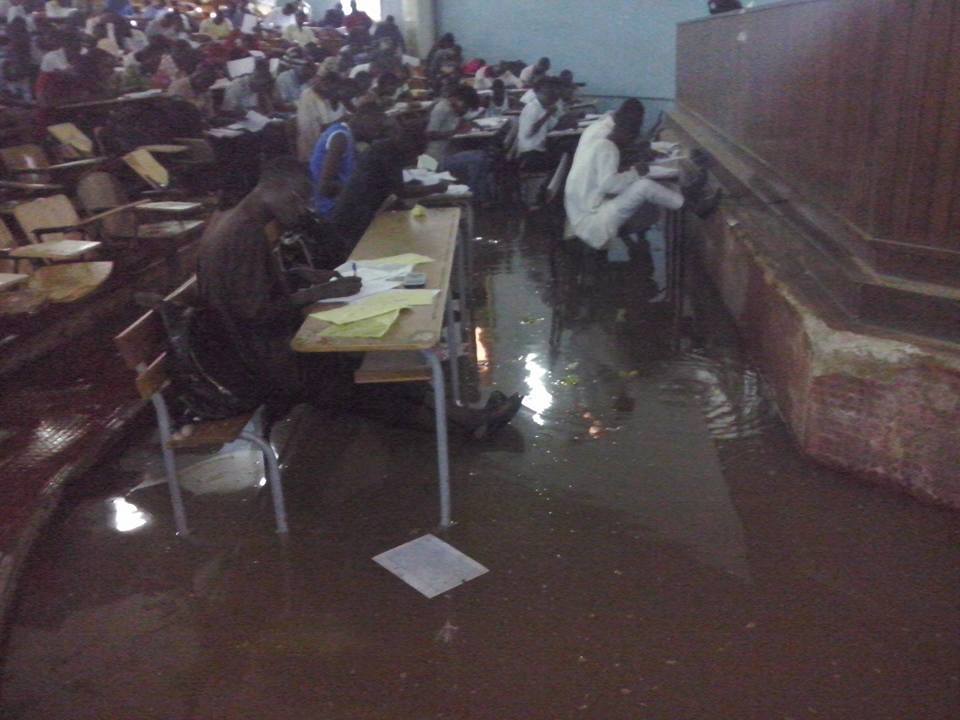 Arrêt sur image-Des étudiants de l’Ucad en cours dans un amphithéâtre inondé