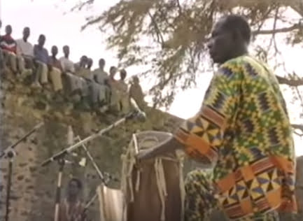 Vidéo: Doudou Ndiaye Rose, Tambour-major, dans toute sa splendeur Regardez !