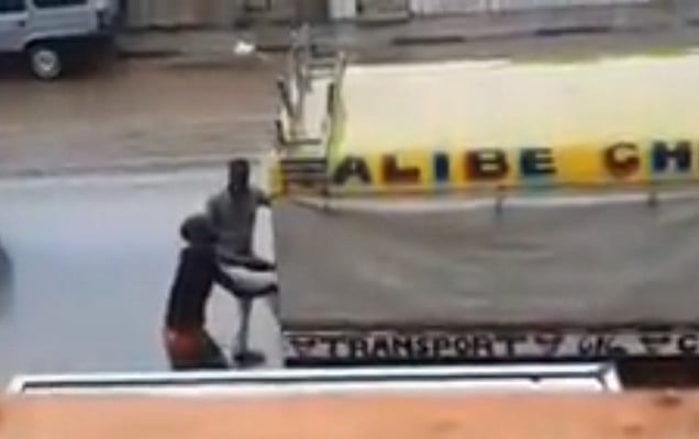 Vidéo – Insolite: la porte du car rapide bloquée, des clients coincés à l’intérieur…