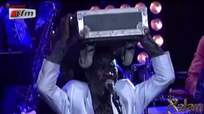 Vidéo: Souleymane Faye en live encore une valise sur la tête