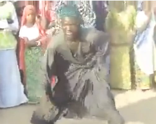 Vidéo: un vieillard en mode salagne salagne de Youssou Ndour