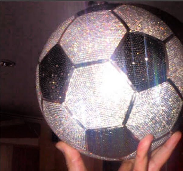 Folie de Benzema: il s'offre un ballon en diamant!