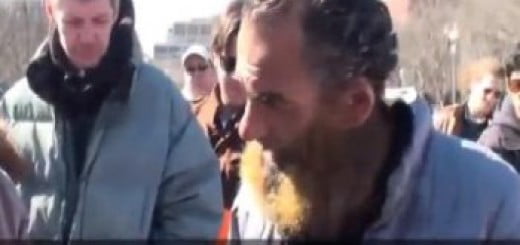 Vidéo-Regardez la sagesse de cet Américain importunée dans sa prière par des provocateurs…