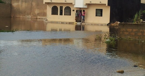 Des eaux usées et des eaux de pluie envahissent des maisons à l’Unité 3/Golf Sud