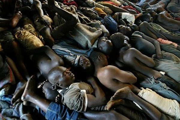 Un rapatrié du Gabon: « On nous empilait à plus de 30 dans une seule salle »
