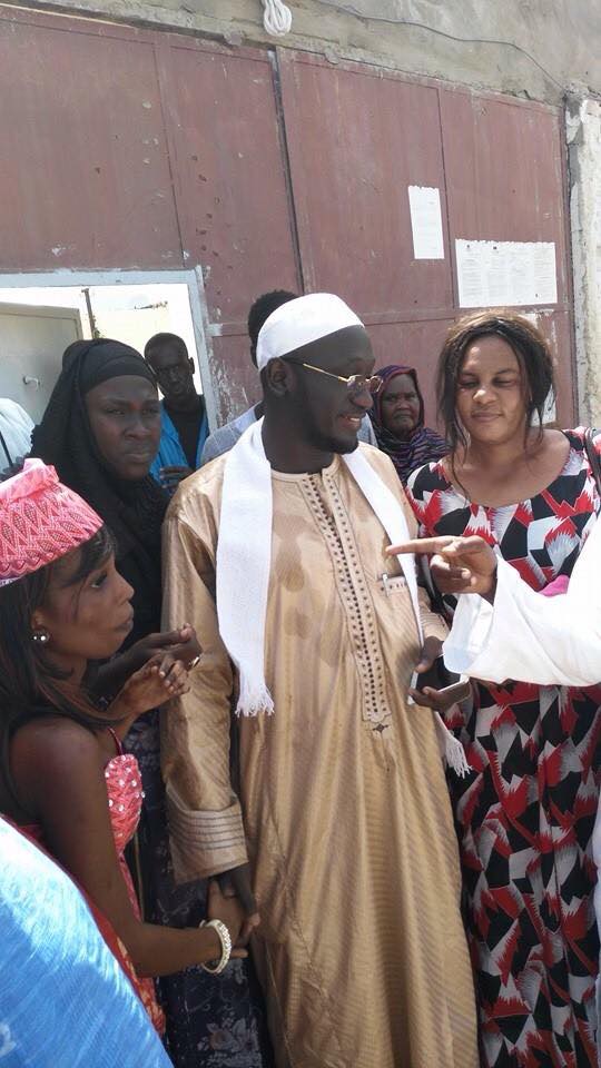 2 photos exclusives-Serigne Assane Mbacké à sa sortie de la Mac de Diourbel