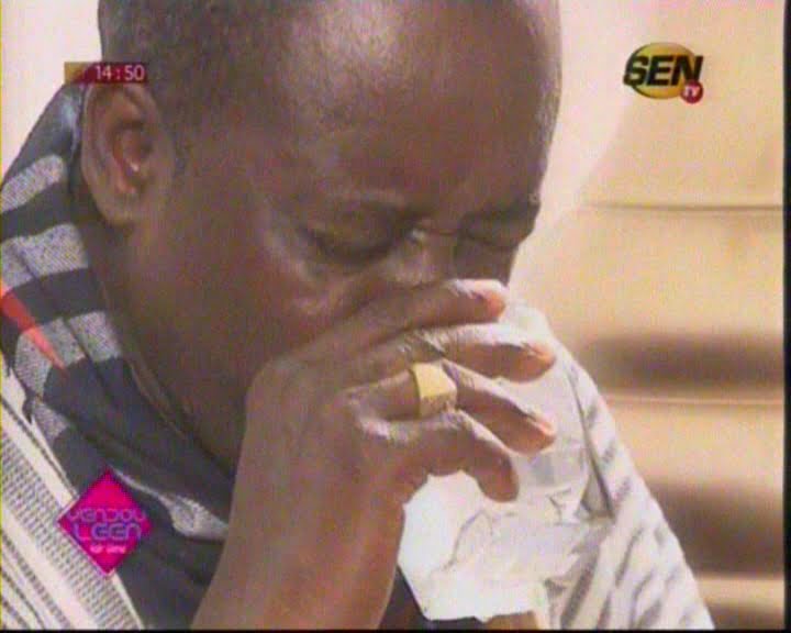 Vidéo: Le Saltigué Koromack Faye mange des débris de verre, Regardez ses yeux rougis…