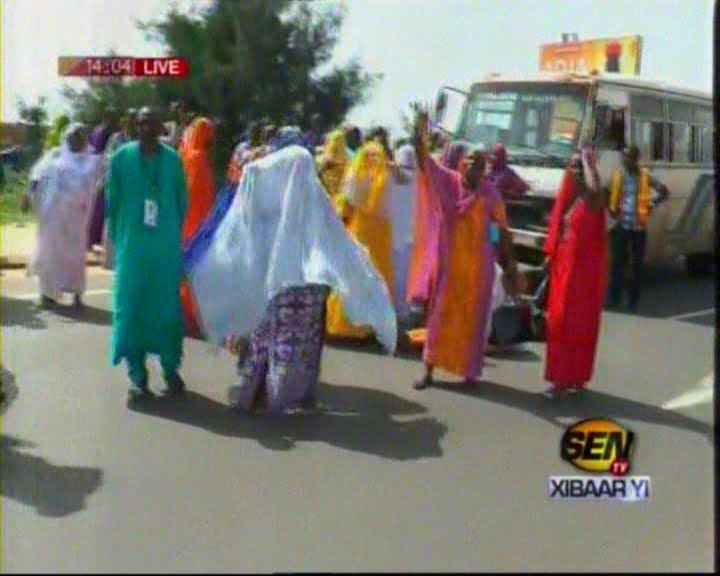 Video: Pour manifester leur colère, les pèlerins bloqués à Dakar barrent la route de l’aéroport.Regardez
