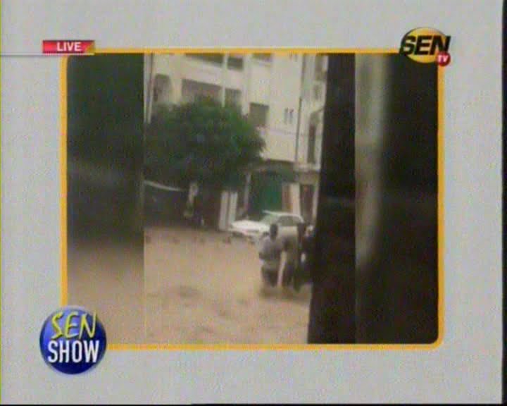 VIDEO- INSOLITE: La furie des eaux de pluie de Dakar emporte un Homme