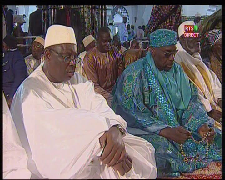 Vidéo: Tabaski 2015 – Le Président Macky Sall a prié à la grande Mosquée de Dakar.Regardez