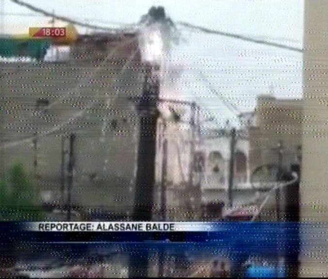 Vidéo: Un poteau de la Senelec a pris feu et a failli tuer une femme