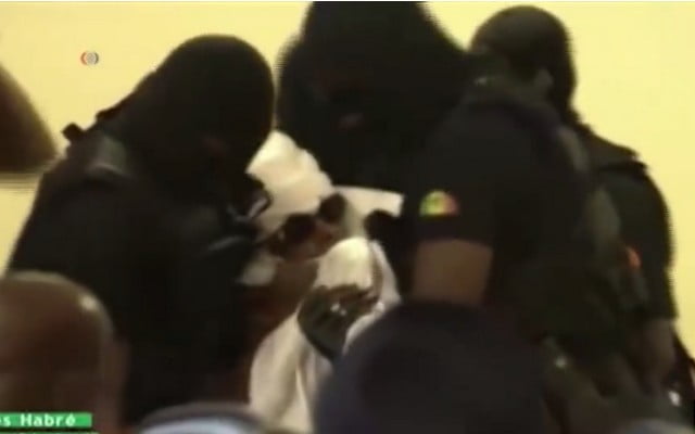 Vidéo: Hisséne Habré soulevé et emporté de force par les agents du Gign