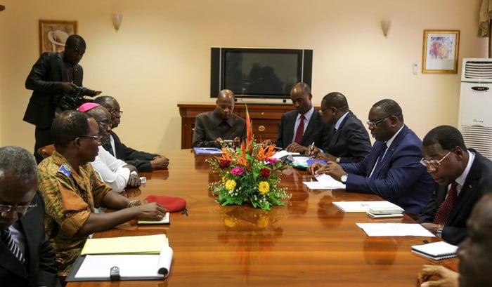 La médiation du président Macky Sall saluée à Dakar mais fortement décriée à Ouagadougou