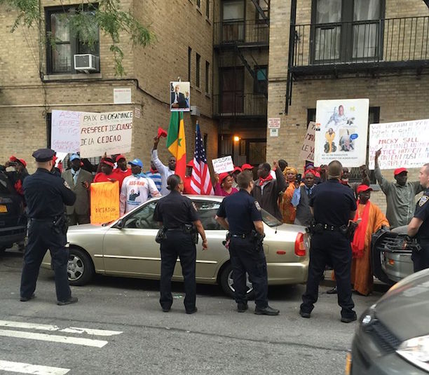 3 photos-La manif des libéraux de New York qui a poussé Macky à annuler son meeting