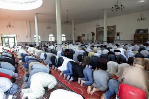 Audio – Prière du vendredi : des voleurs dévalisent les voitures pendant la prière…