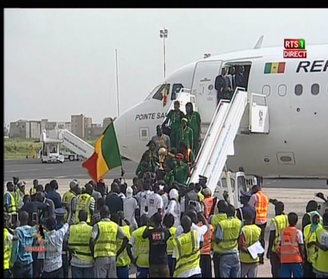 Vidéo: Arrivée des lionnes de basket à l’Aéroport Léopold Sédar Senghor.Regardez