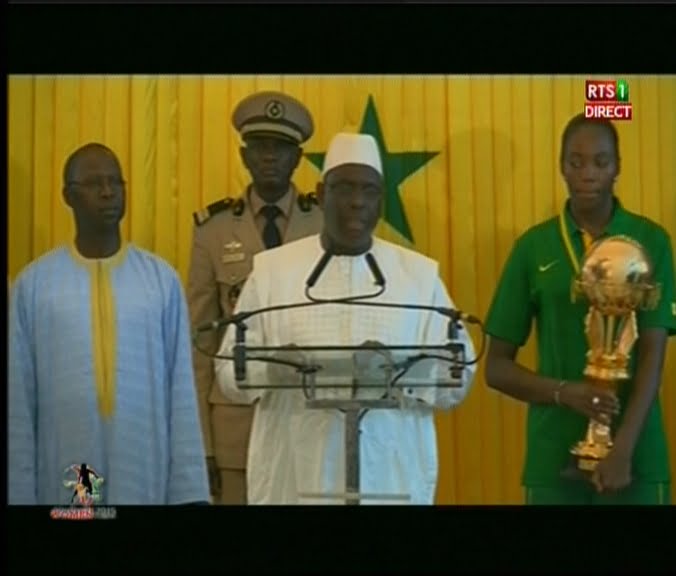 Vidéo: Macky Sall face aux Lionnes s’engage à construire une salle de Basket moderne
