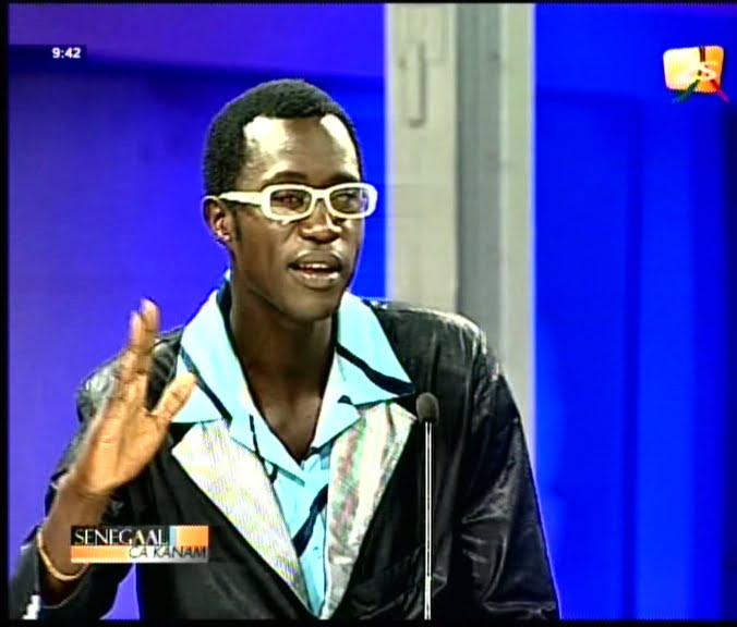 Vidéo-Tounkara se moque du single de son invité, à mourir de rire