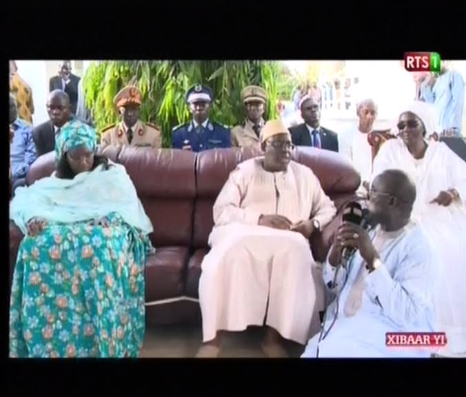 Video: Macky chez Aminata Tall pour présenter ses Condoléances.Regardez
