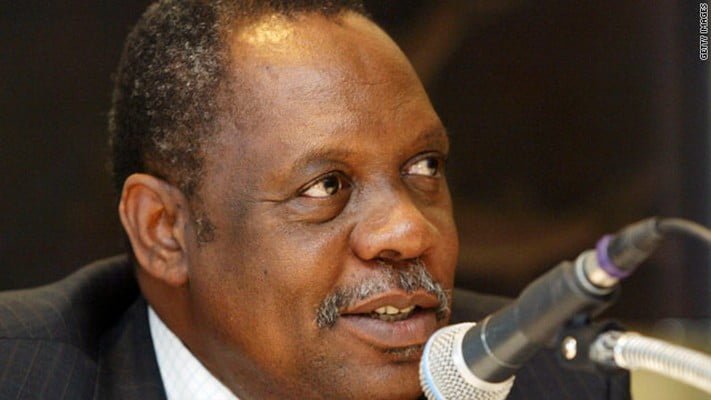 Issa Hayatou remplace Sepp Blatter…