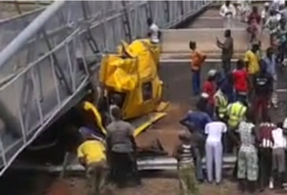 Vidéo incroyable: une passerelle de l&rsquo;autoroute à péage chute sur un camion… Regardez