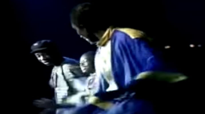 (Vidéo) Un enfant fait danser le roi du mbalakh Youssou Ndour