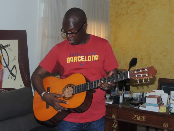 Arrêt sur image-Souleymane Ndéné Ndiaye s’essaie à la guitare