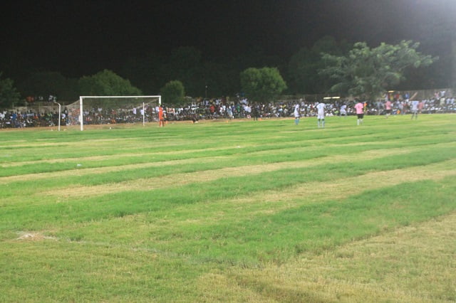 El Malick Seck remet en état la  pelouse du stade Maniang Soumaré