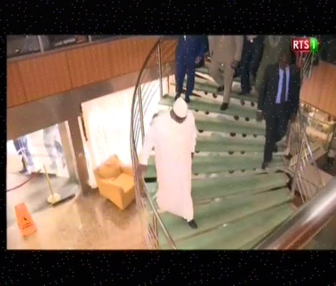Video: Macky Sall sur le lieu des crimes, à l’hôtel Radisson Blue à Bamako
