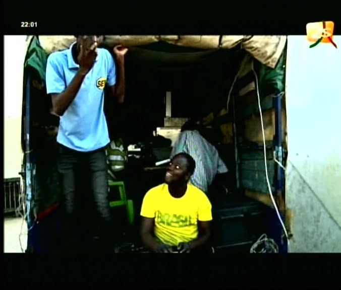 Video: Modou Mbaye chambre les agents de la Sen Tv avec leur véhicule taxi-bagage