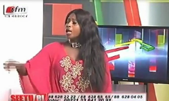 (Vidéo) Ndeye Gueye devenue « Tassoukatt » chauffe le plateau de Seetu Bi