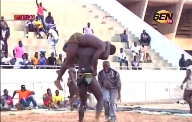 (Vidéo) La chute la plus spectaculaire que l’arène n’a jamais connue…