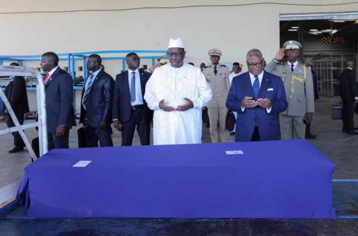Arrêt sur image-Macky Sall et Ibk s’inclinent devant le corps de Assane Sall à Bamako