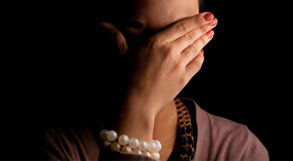 Une jeune femme Hal Pular alerte sur les dangers du neddo ko bandumisme