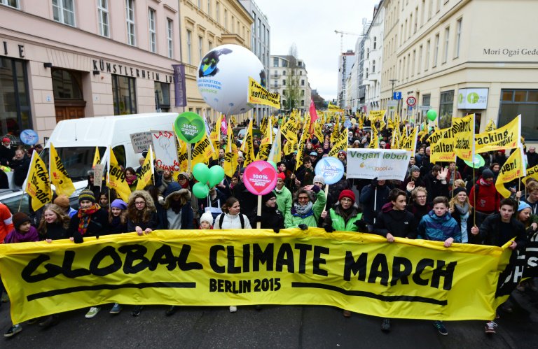 COP 21: manifestations de Sydney à Londres, chaîne humaine et incidents à Paris